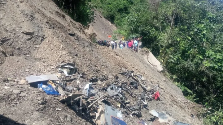 Alud de tierra sepulta un autobús en Colombia y mueren 34 personas