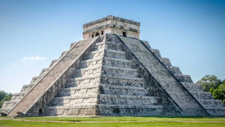 Bailando en una pirámide sagrada en México o desnudos frente a la esfinge: los 6 turistas más bochornosos de 2022