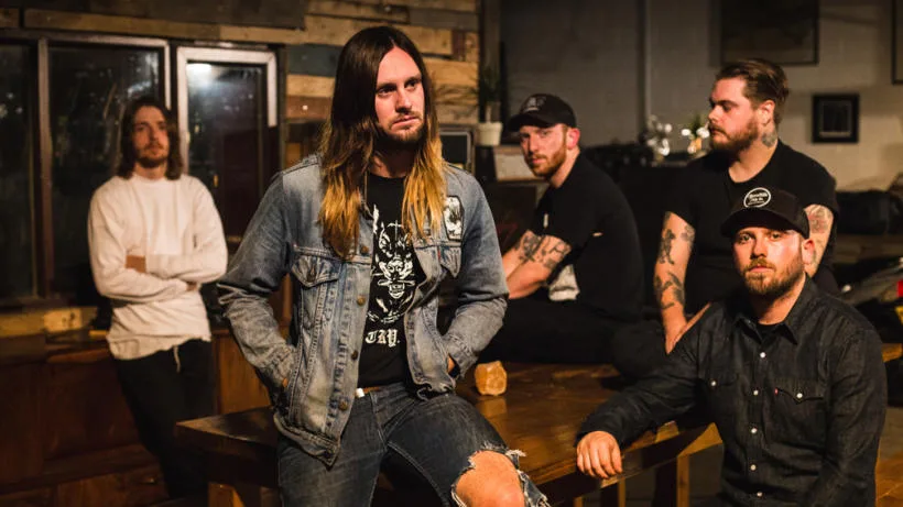 Vocalista de While She Sleeps se lanza hacia el público 