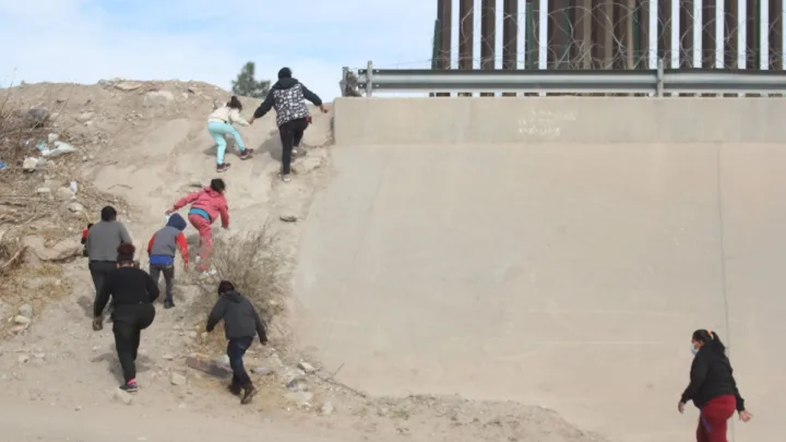 “La gente está desesperada”: la ciudad de la frontera de EE.UU. “desbordada” de migrantes