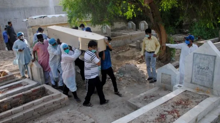 Mueren al menos 18 personas por inhalación de químicos en Pakistán