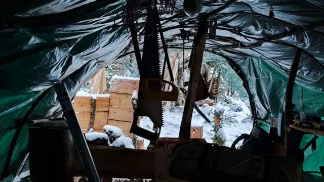Joven vive escondido en un bosque siberiano para huir del reclutamiento de Putin