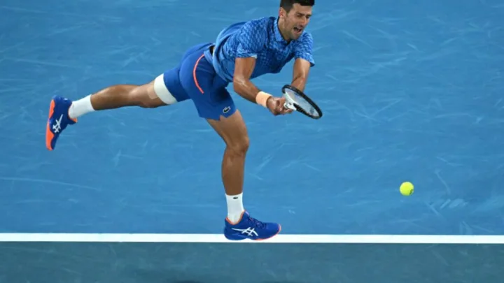 Djokovic derrota a de Miñaur y afina la mira en el Abierto de Australia