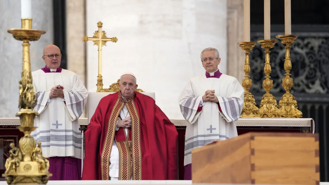 Miles despiden a Benedicto XVI en funeral celebrado por el papa Francisco