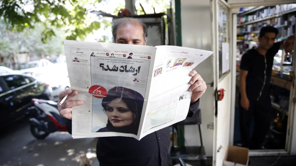 Condenan a cineasta a 74 latigazos por publicar fotos sin velo en Irán