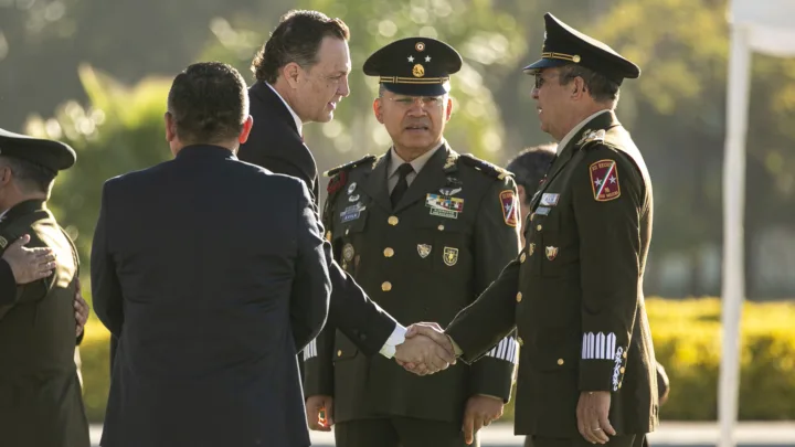 Asiste Mauricio Kuri al relevo en la XII Región Militar en Irapuato, Guanajuato