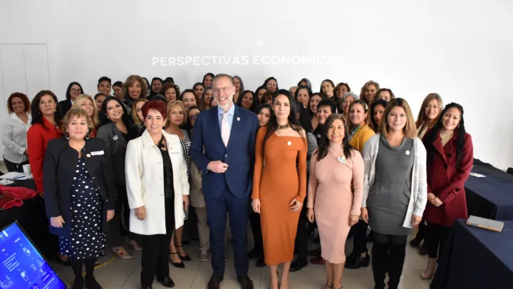 Titular de SEDESU acerca programas a mujeres empresarias