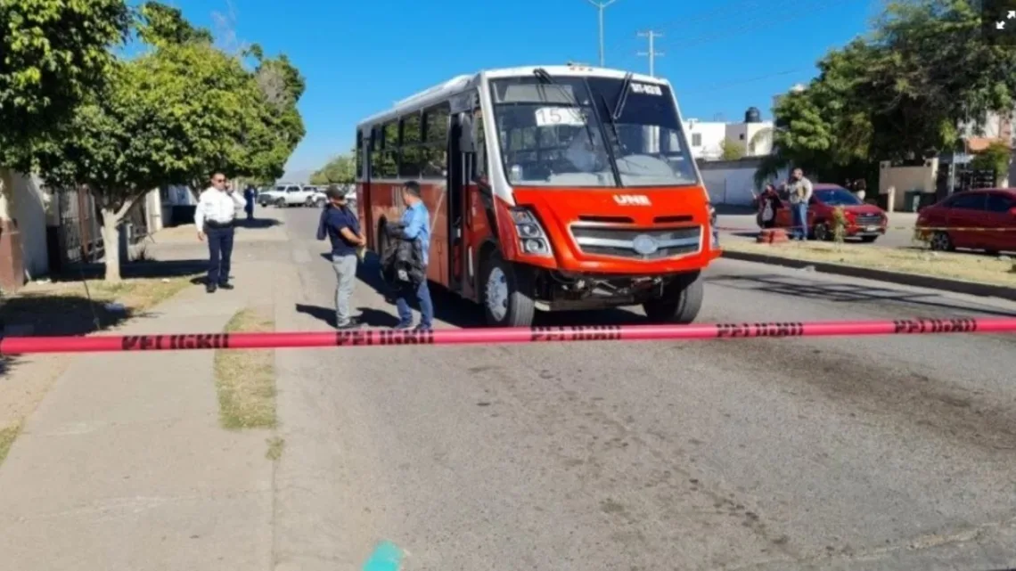Muere mujer atropellada; su ropa se atoró en la puerta del camión
