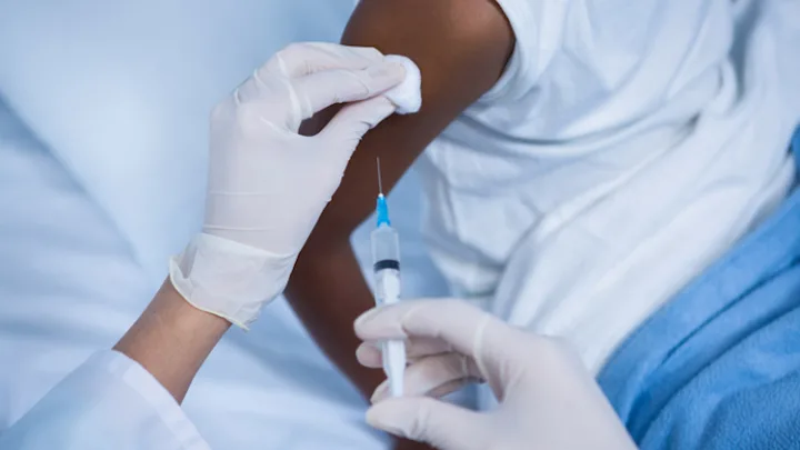 La FDA propone vacunarse contra el COVID cada año, como con la gripe