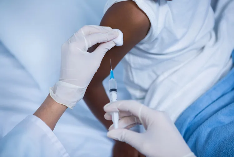 La FDA propone vacunarse contra el COVID cada año, como con la gripe