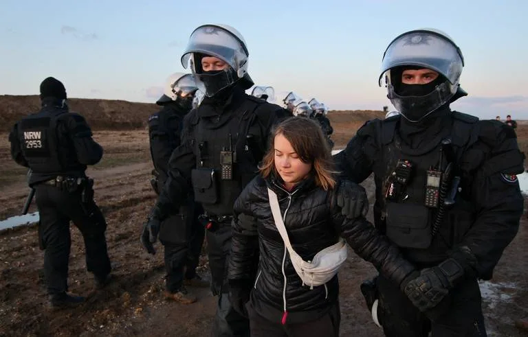 Detienen a Greta Thunberg tras protesta contra mina de carbón en Alemania