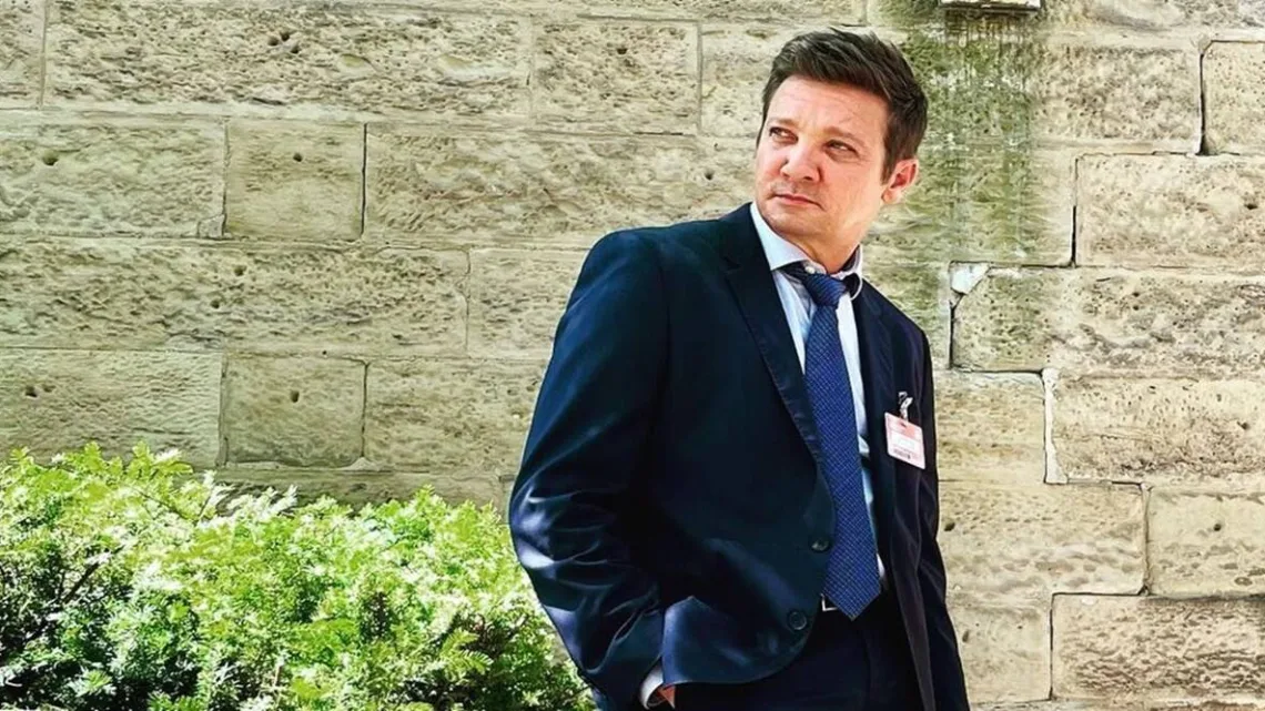 Jeremy Renner es hospitalizado tras lesionarse quitando nieve
