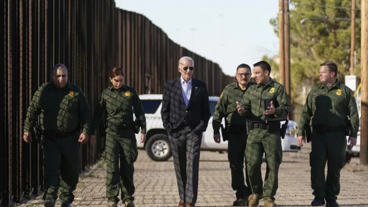 Biden camina por un tramo de la frontera con México