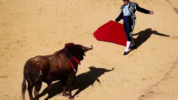 Orejas para “El Conde” y Valadez ante un encierro descastado