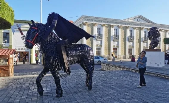 ¿Y el caballo, Apá? Alcalde de Comitán, Chiapas, presume en festejo caballo de un millón de pesos