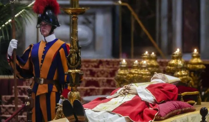 ¿De dónde viene la tradición de mostrar el cuerpo de papas fallecidos?