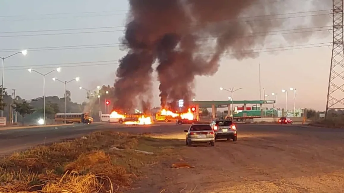 Autoridades piden no salir ante bloqueos y enfrentamientos en Culiacán