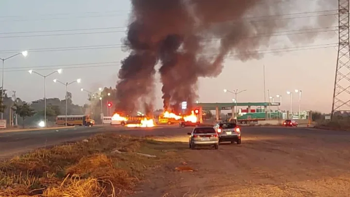 Autoridades piden no salir ante bloqueos y enfrentamientos en Culiacán