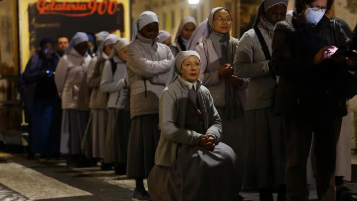 Capilla ardiente del Papa Benedicto XVI abre por segundo día