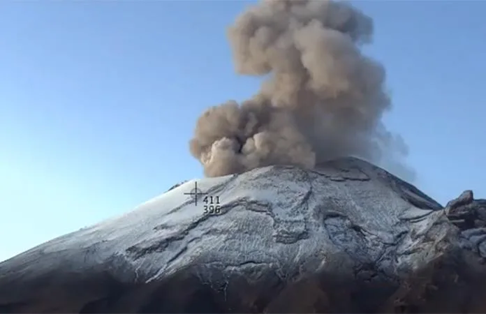 El Popocatépetl presenta dos explosiones y arroja material incandescente
