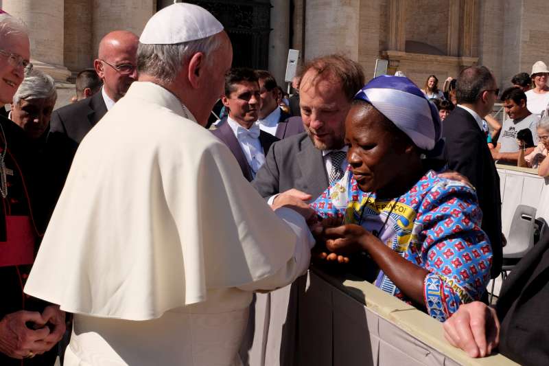 Papa Francisco inicia su visita en África en medio de conflictos