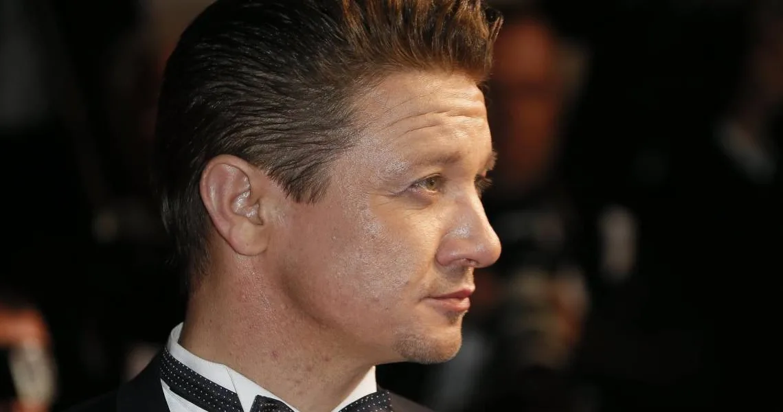 Jeremy Renner muestra sus golpes tras accidente y manda mensaje a fans