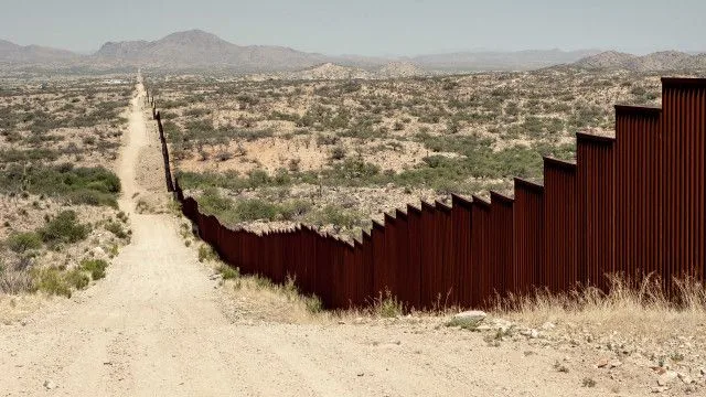 Aumentan muertes de migrantes en la frontera por calor extremo en Texas