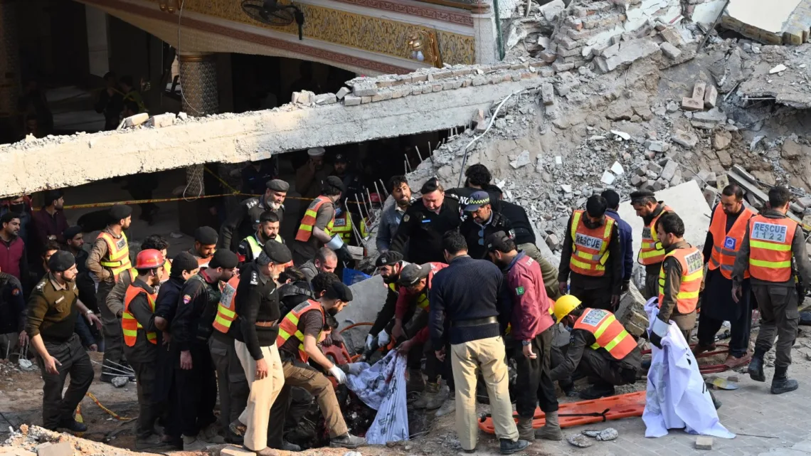 Explosión dentro de mezquita en Pakistán deja al menos 28 muertos y 150 heridos