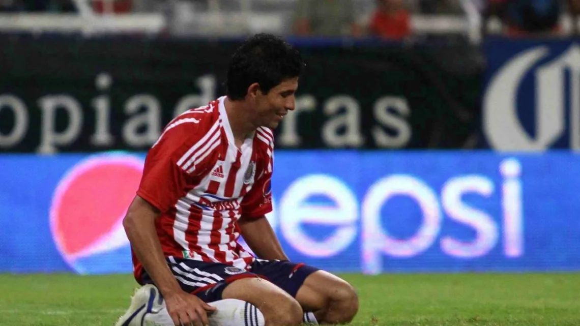 Futbolistas de Chivas realizan rifa y regalan dinero a utileros