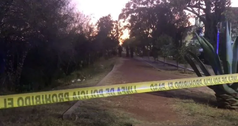 Cae feminicida; abandonó cuerpo de su pareja en un lote baldío