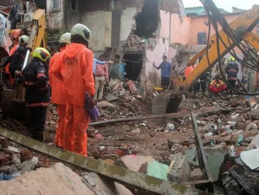 Desplome de edificio en Lucknow, India, deja al menos tres muertos