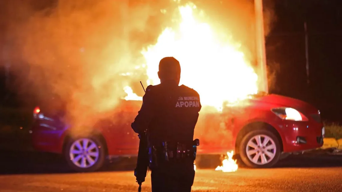 Sicarios “levantan” a encargado de funeraria e incendian el negocio
