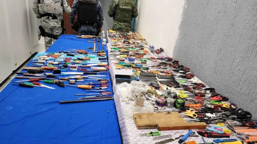 Decomisan celulares, droga y armas en dos penales de Hidalgo
