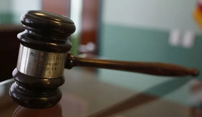 Condenan a médico por fraude de 700 millones de dólares en centros de adicciones