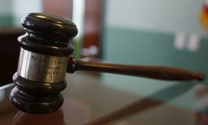 Condenan a médico por fraude de 700 millones de dólares en centros de adicciones