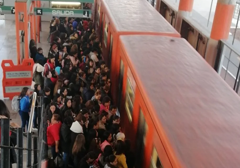 Usuarios del Metro en la CDMX reportan tiempos de espera de hasta 10 minutos