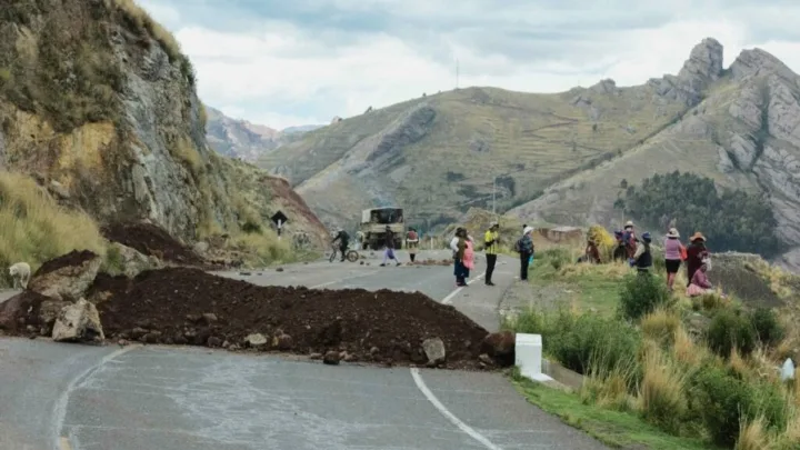 Por bloqueos en Perú, muere paciente que era trasladado en ambulancia a Lima