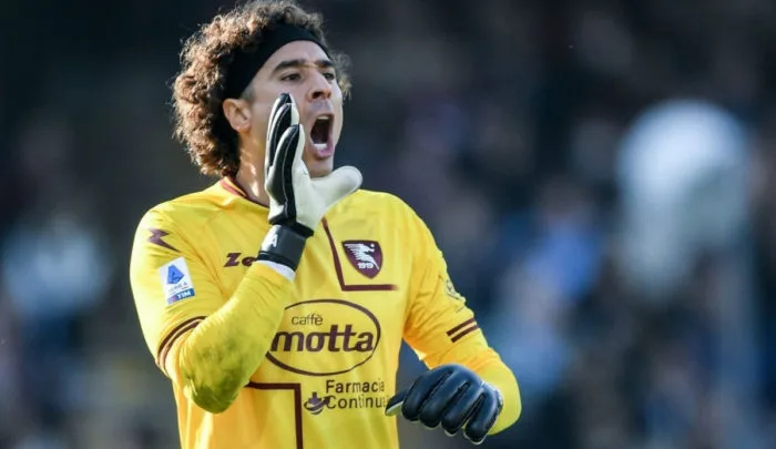 Memo Ochoa evita goleada en su debut con el Salernitana