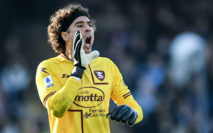 Memo Ochoa evita goleada en su debut con el Salernitana