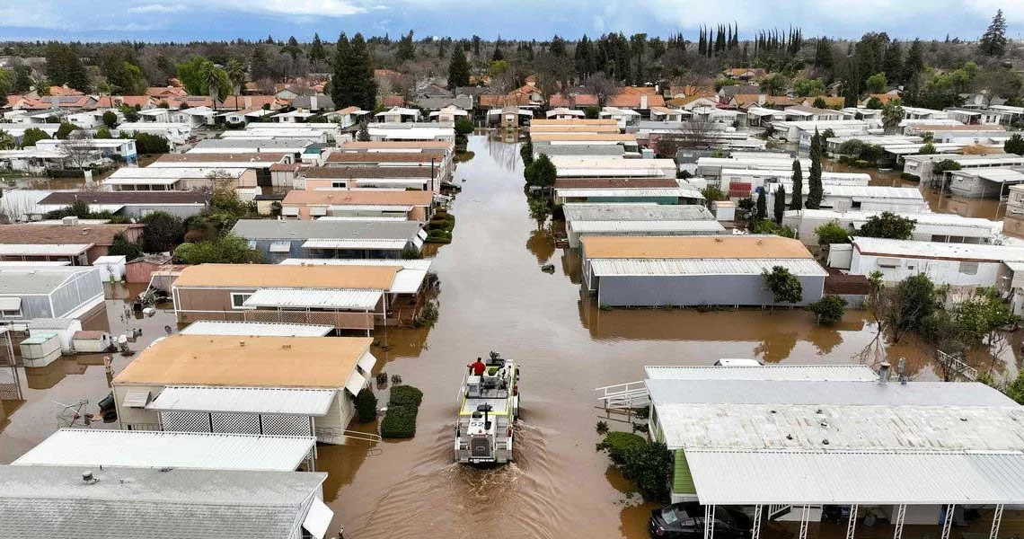 Ciclón amenaza con traer más destrucción a una California golpeada por tormentas