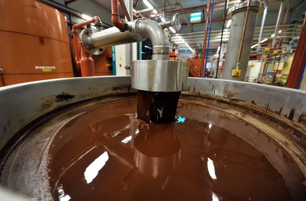 ¡Dulce accidente! Dos obreros caen a un tanque de chocolate en Pensilvania