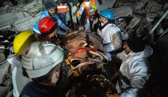 Rescatan a niño en Turquía tras 182 horas atrapado entre escombros