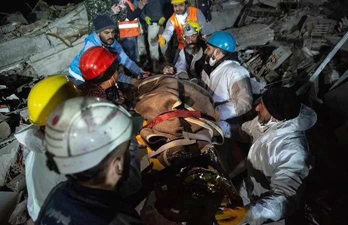 Rescatan a niño en Turquía tras 182 horas atrapado entre escombros