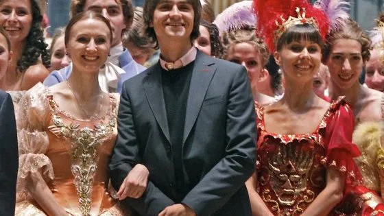¡No soportó! Director de ballet arroja excrementos a la cara a crítica
