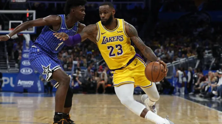 LeBron se acerca a récord de la NBA en triunfo de Lakers sobre Indiana