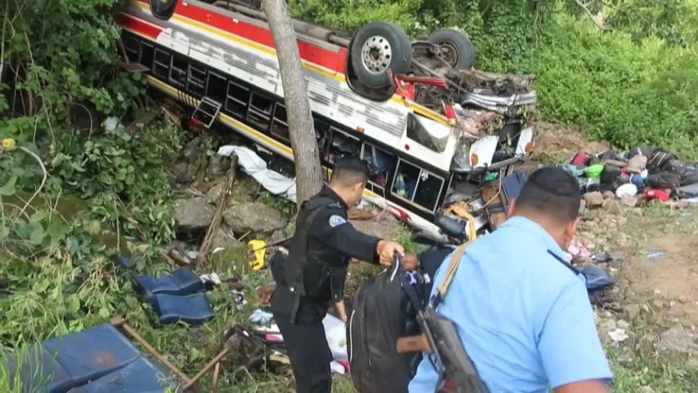 Autobús con migrantes se desbarranca en Panamá; reportan 33 muertos