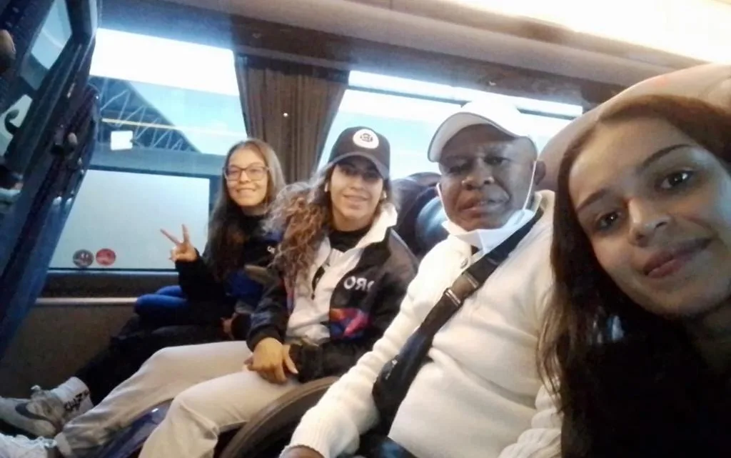 Luchadoras queretanas participan en campamento en Cuba