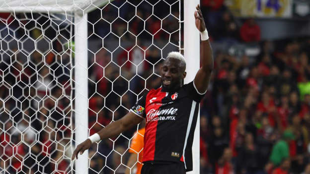 ¡Soldado caído! Aficionado pide matrimonio y es rechazado en el medio tiempo del Atlas vs Monterrey