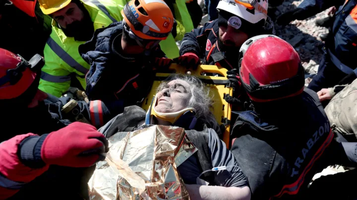 Mujeres sobreviven más de 200 horas atrapadas bajo los escombros en Turquía