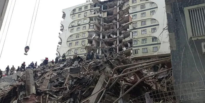 Turquía planea derribar 50 mil edificios dañados mientras rescates continúan